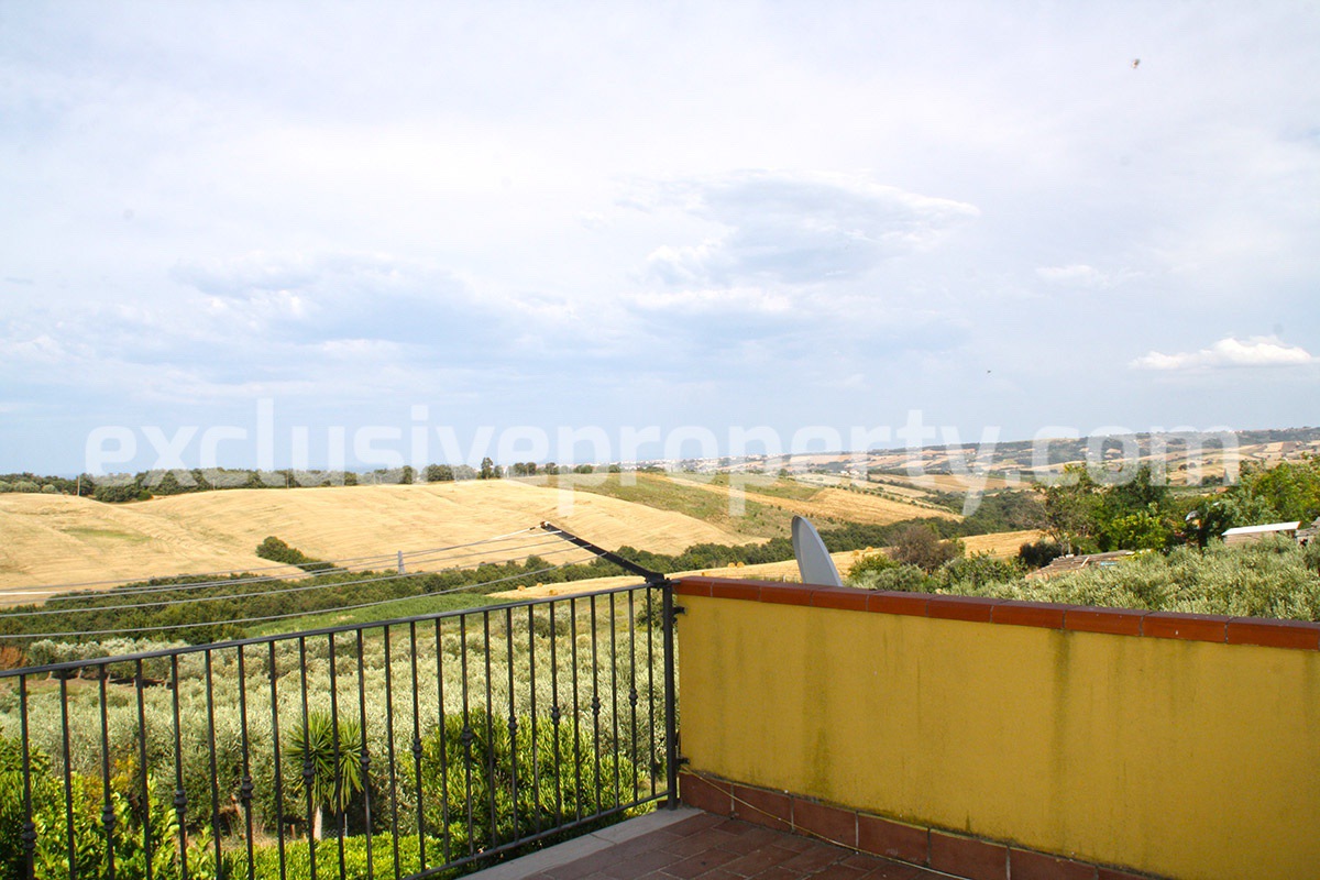 Country house with sea view and land with garage and terrace for sale in Molise