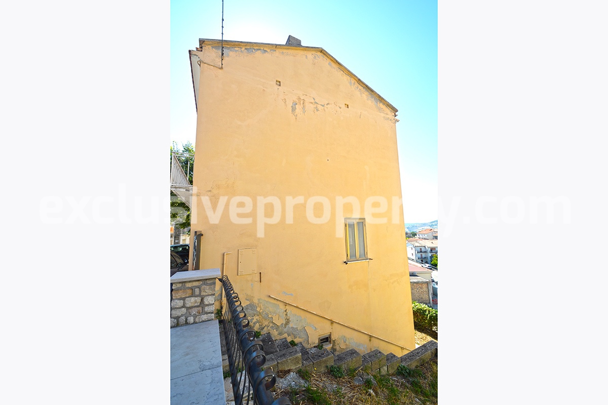 House with garden for sale in Molise a town with all services 30 min by car from the coast 20