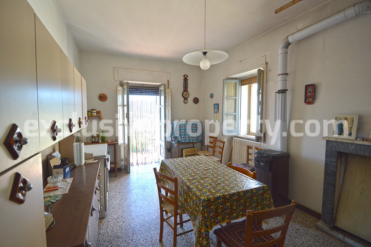House with garden for sale in Molise a town with all services 30 min by car from the coast
