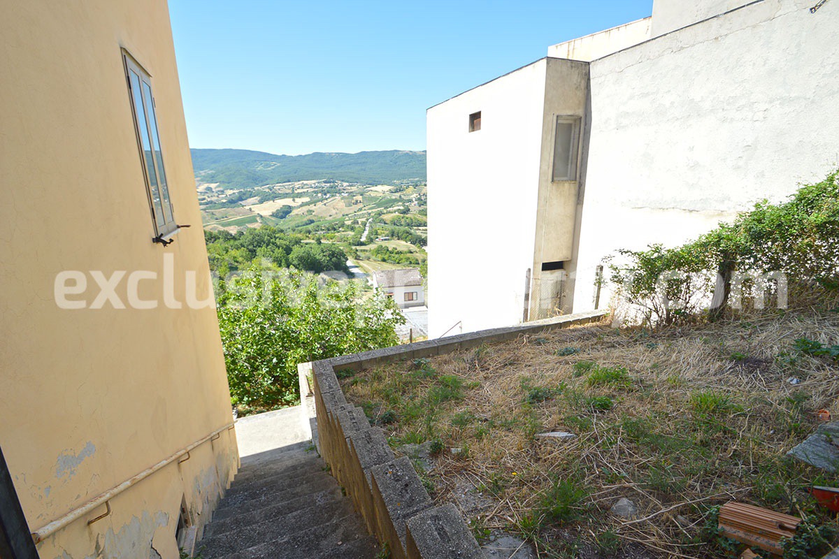 House with garden for sale in Molise a town with all services 30 min by car from the coast