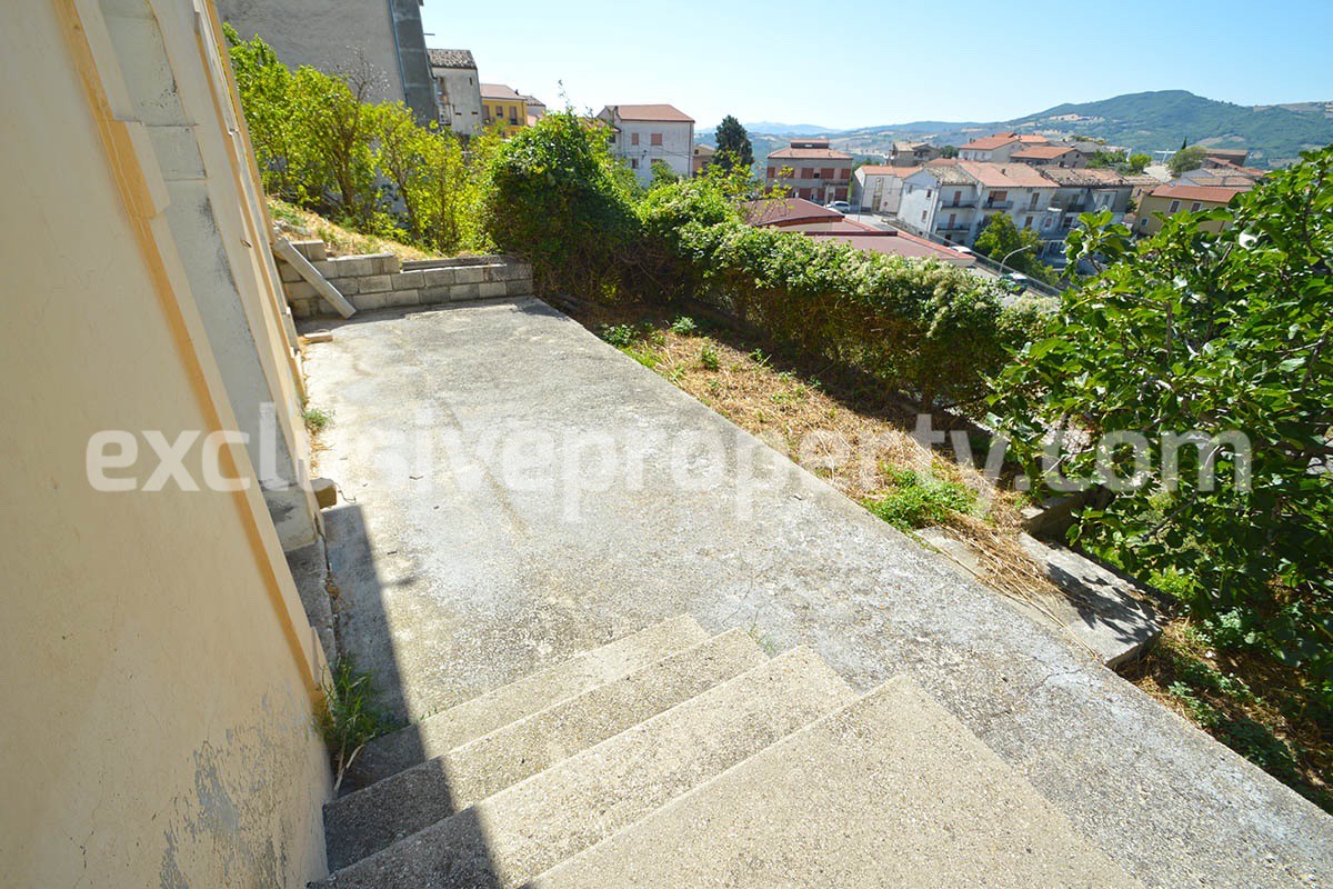 House with garden for sale in Molise a town with all services 30 min by car from the coast 23