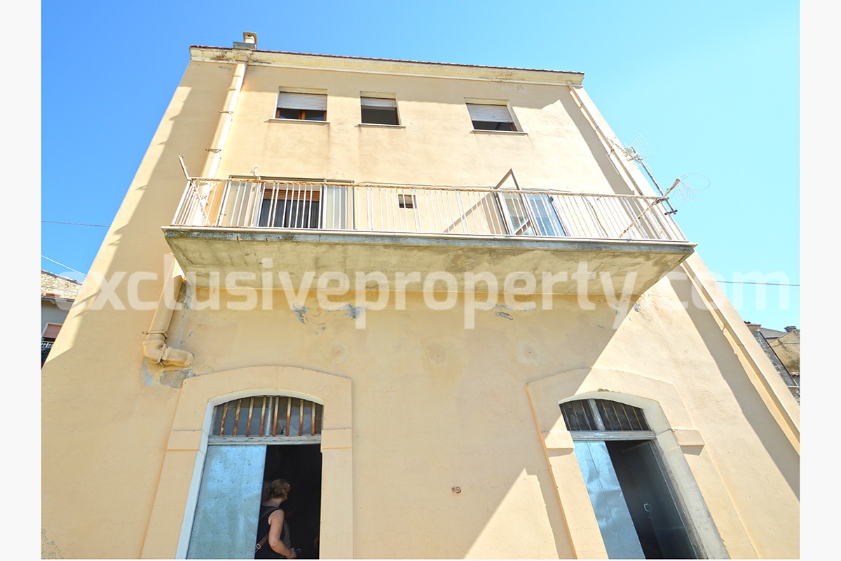 House with garden for sale in Molise a town with all services 30 min by car from the coast 24