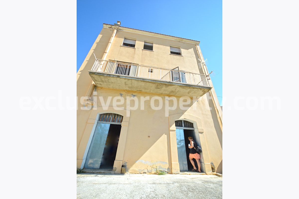 House with garden for sale in Molise a town with all services 30 min by car from the coast 25