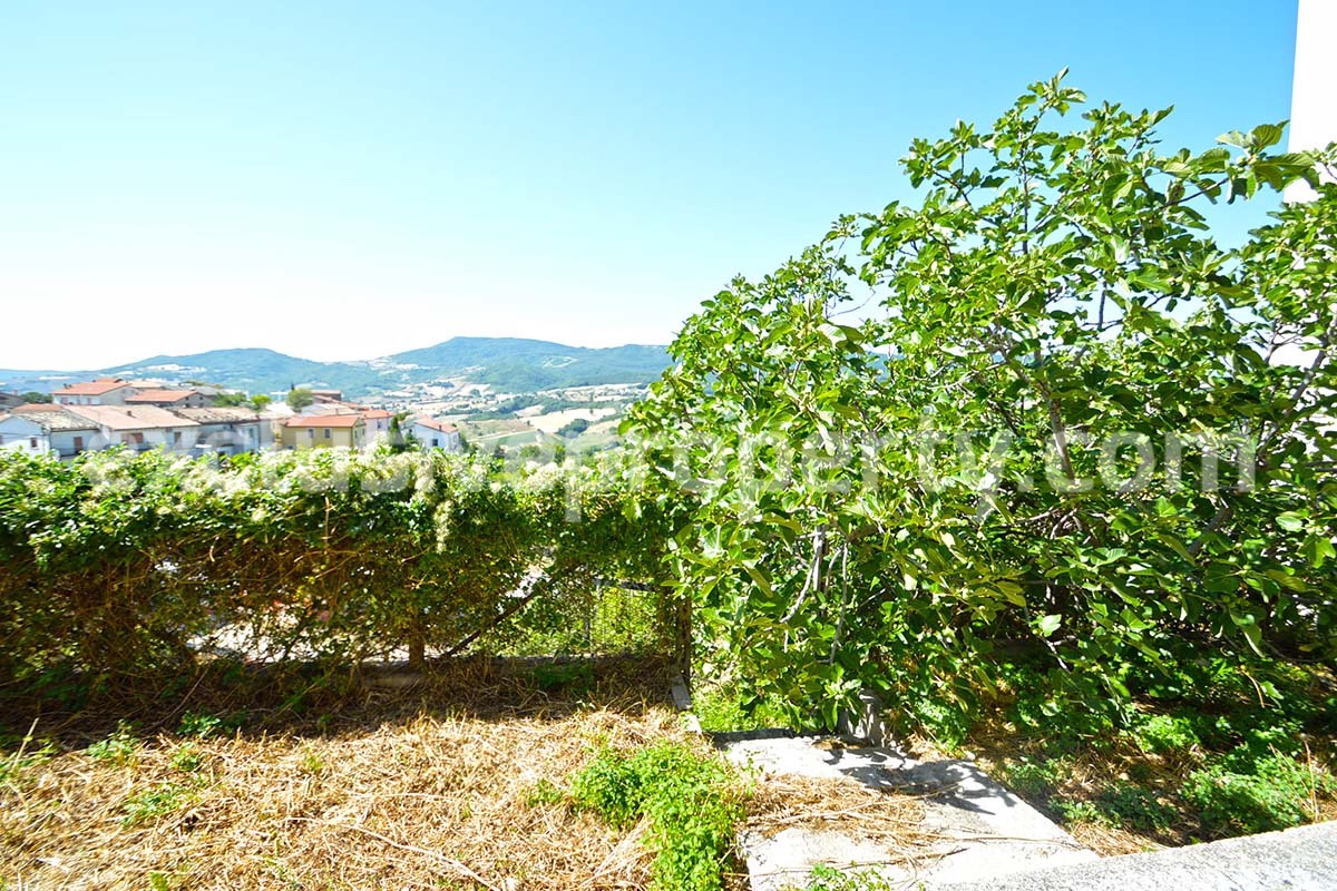 House with garden for sale in Molise a town with all services 30 min by car from the coast 29