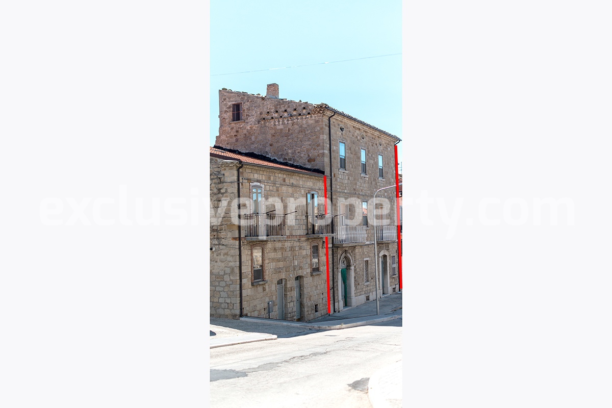 Characteristic and spacious house built in stone for sale in Italy 1