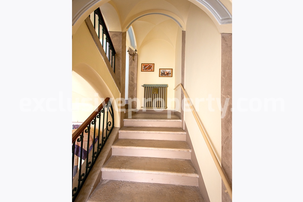 Characteristic and spacious house built in stone for sale in Italy 4