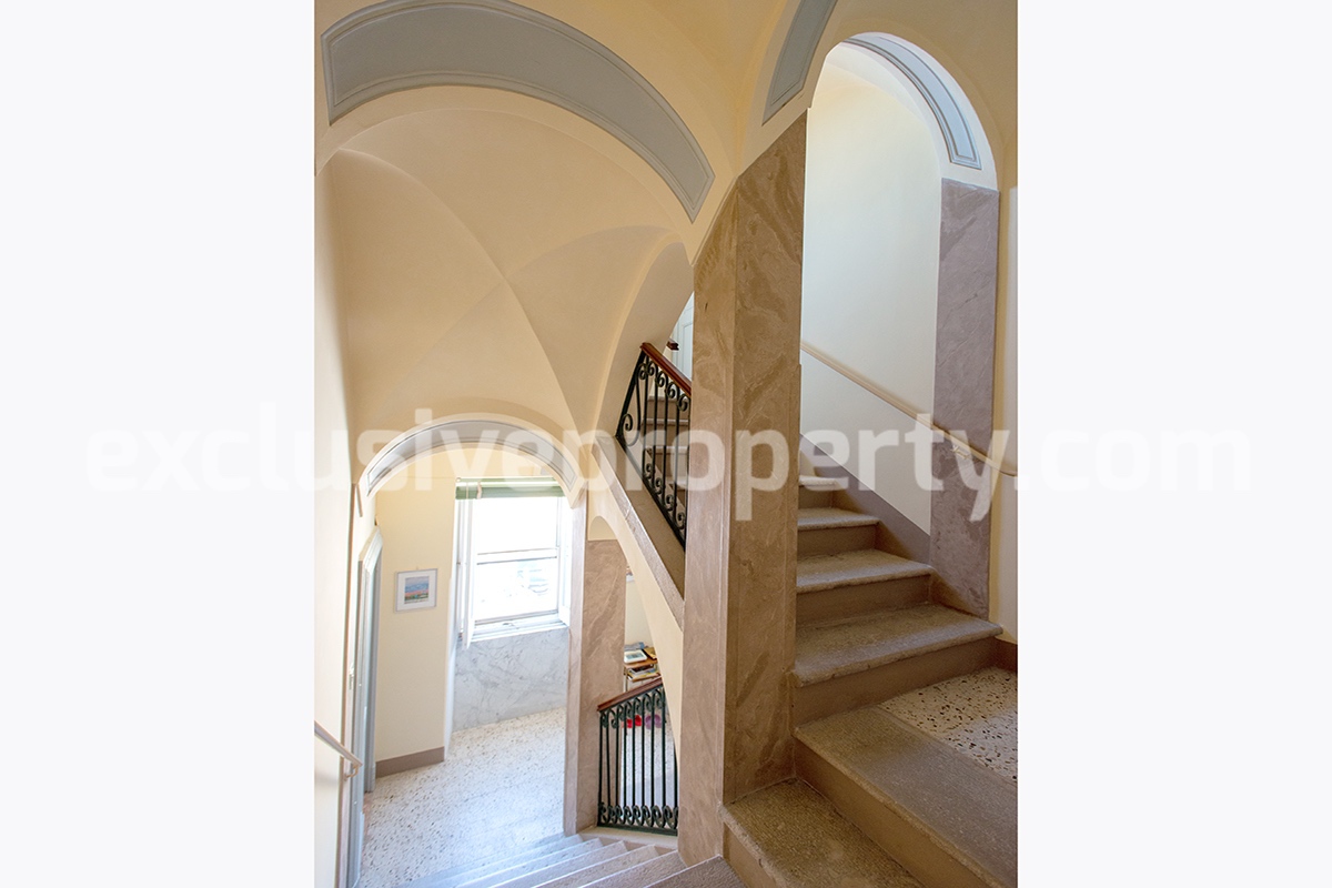 Characteristic and spacious house built in stone for sale in Italy 6