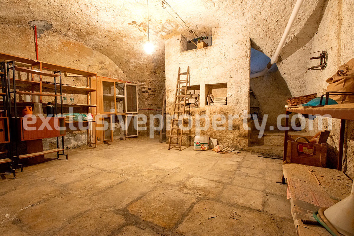Characteristic and spacious house built in stone for sale in Italy