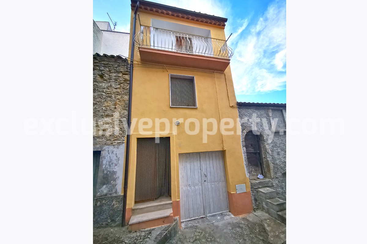 Property with cellar and fenced room with outdoor space for sale in Molise 2