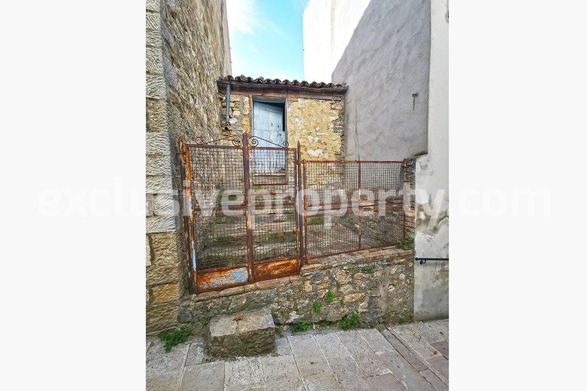 Property with cellar and fenced room with outdoor space for sale in Molise