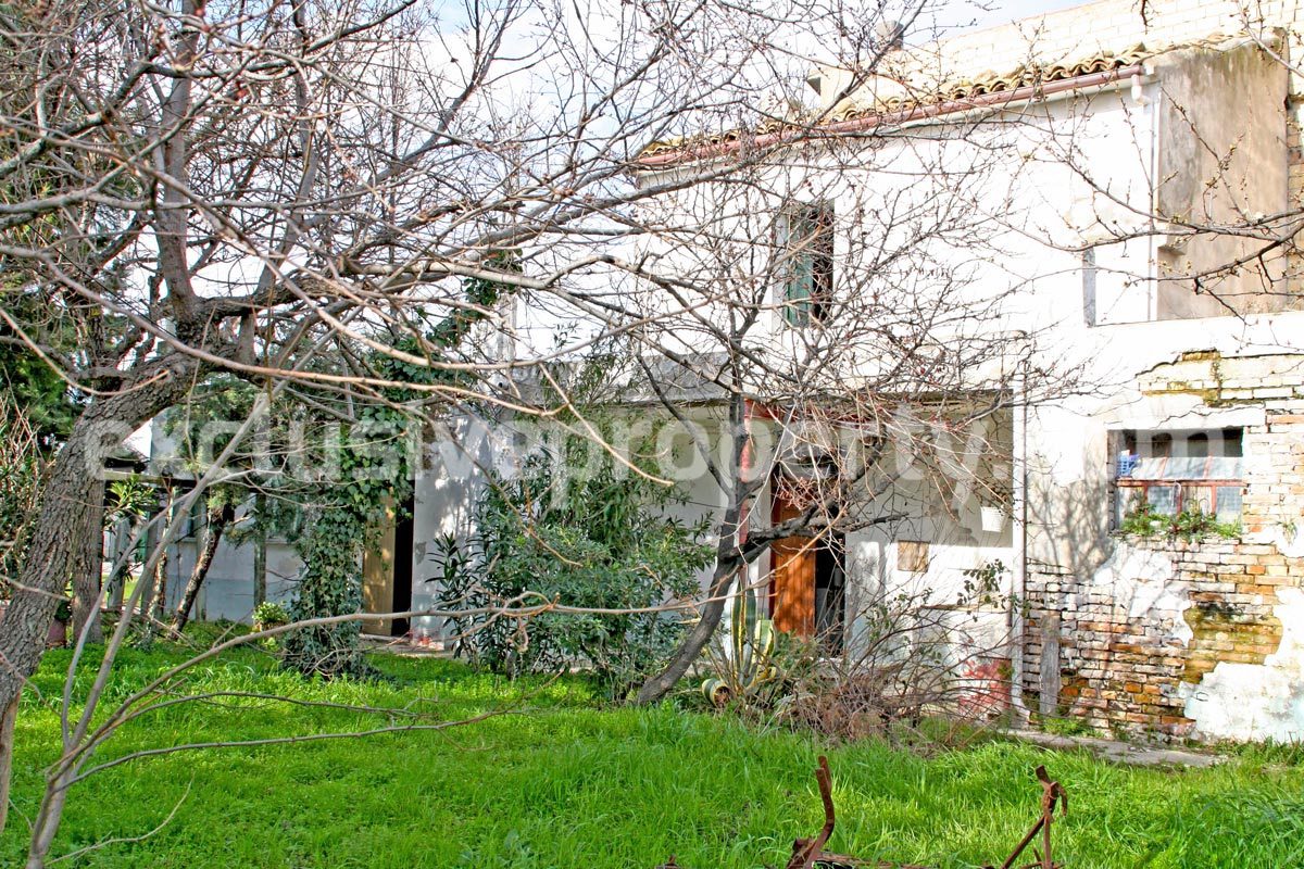 Colonial history house with land and terrace hills view for sale in Italy 1