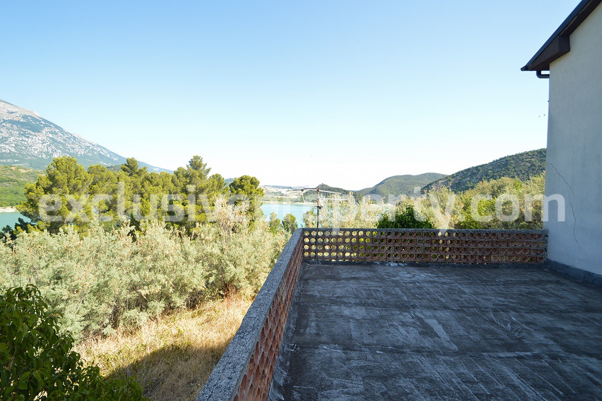 Property with 10 hectares of land on the lake for sale in Casoli - Abruzzo
