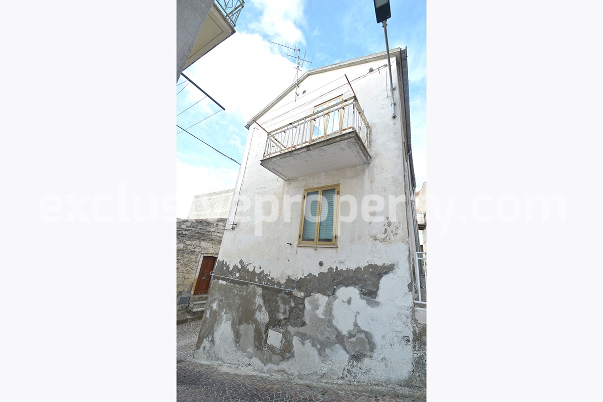 Habitable village house with garage and outdoor space for sale in Molise - Italy