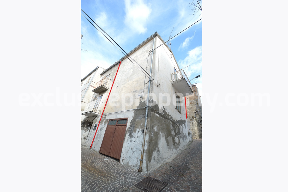 Habitable village house with garage and outdoor space for sale in Molise - Italy