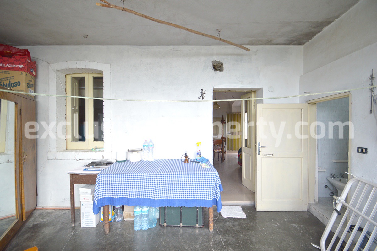 Large house with veranda overlooking the hills for sale in Molise - Italy