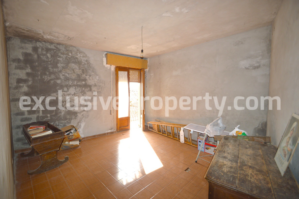 Large house with veranda overlooking the hills for sale in Molise - Italy