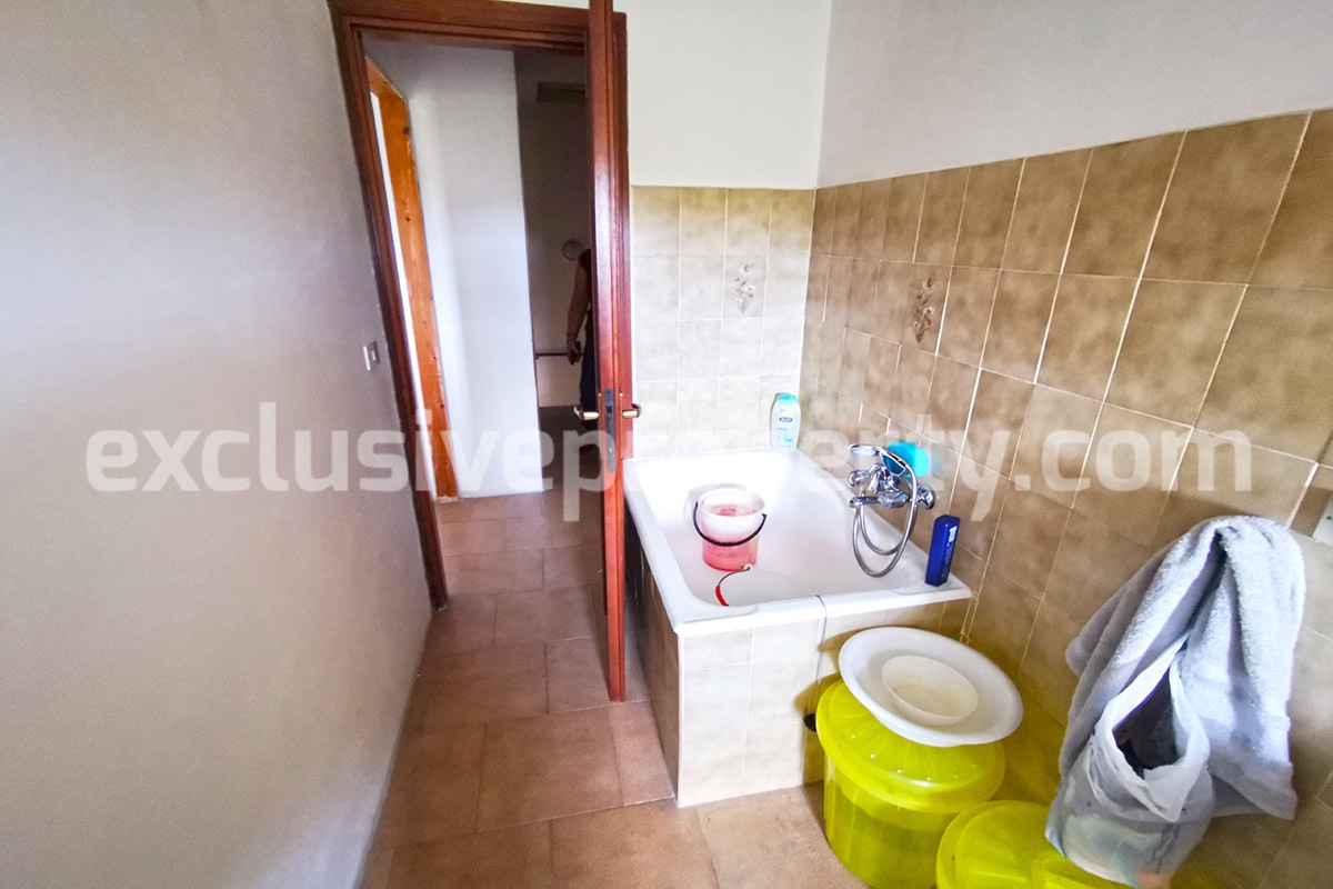 House in good condition with small outdoor area for sale in Abruzzo hills