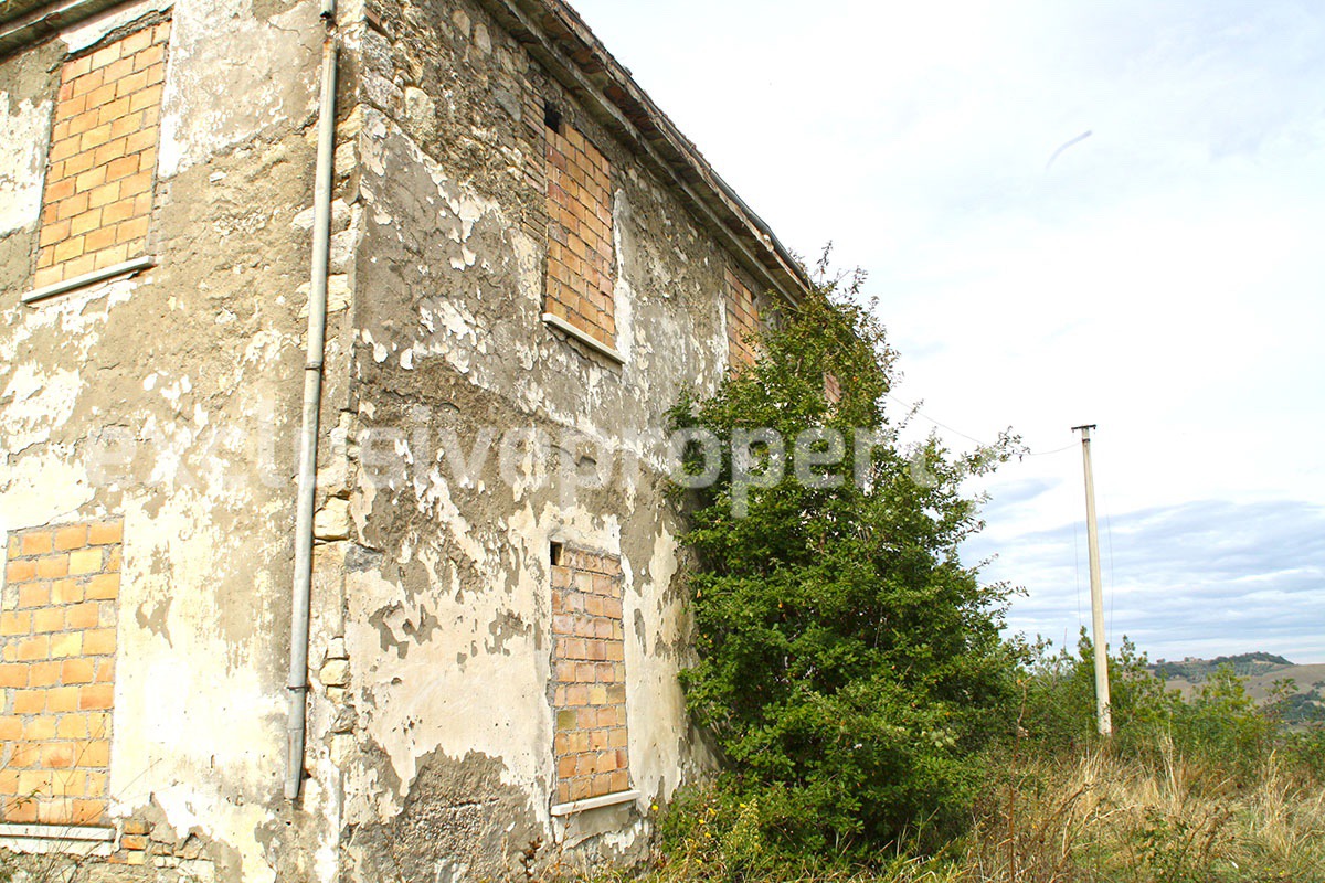 Farmhouse to renovate with 10 acres for sale in Abruzzo - Italy 8