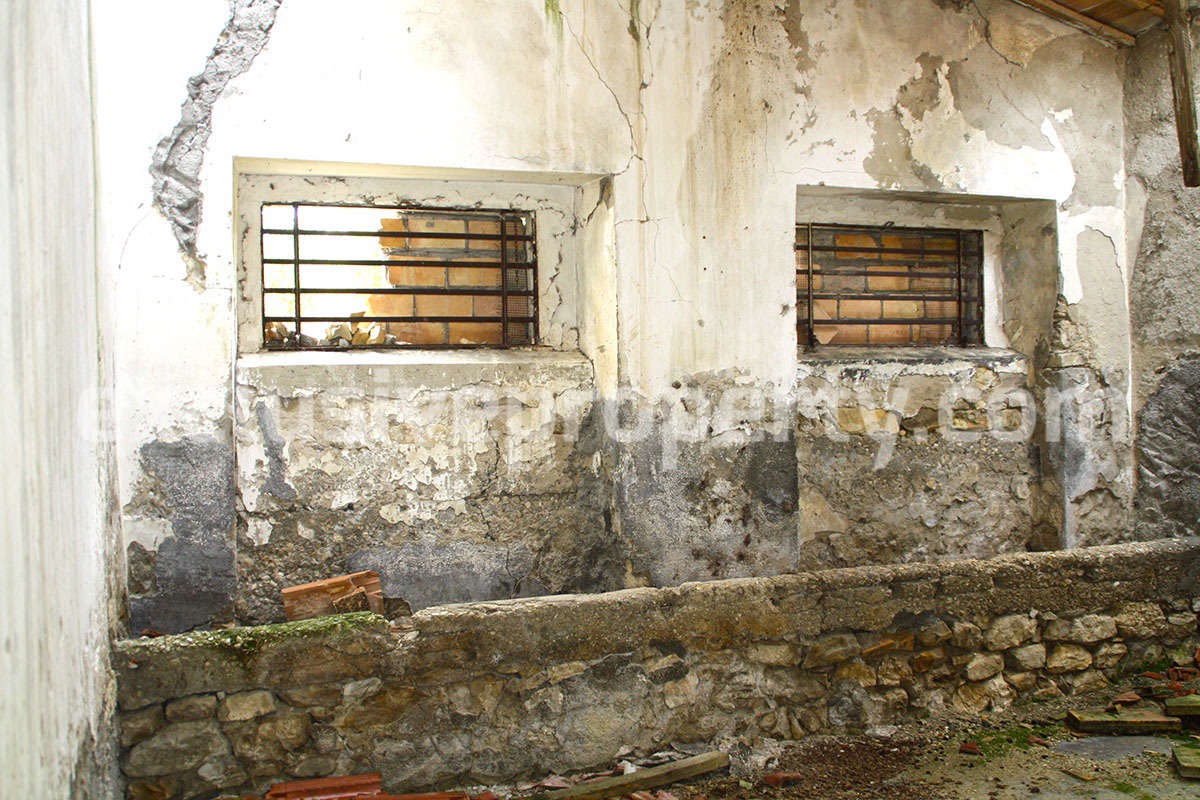 Farmhouse to renovate with 10 acres for sale in Abruzzo - Italy 15