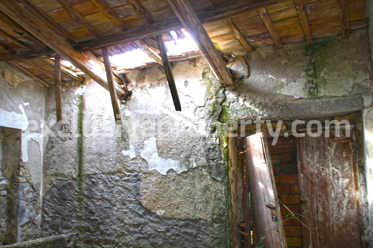Farmhouse to renovate with 10 acres for sale in Abruzzo - Italy 14