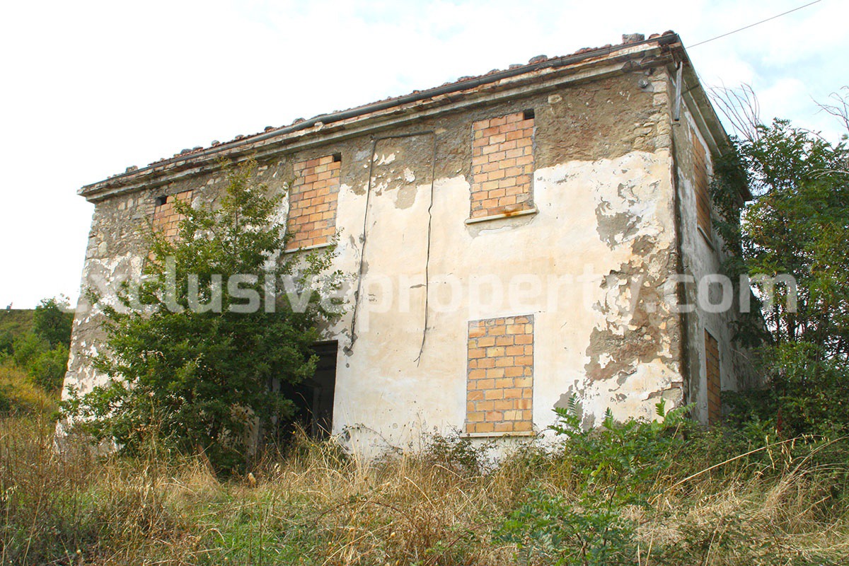Farmhouse to renovate with 10 acres for sale in Abruzzo - Italy 6