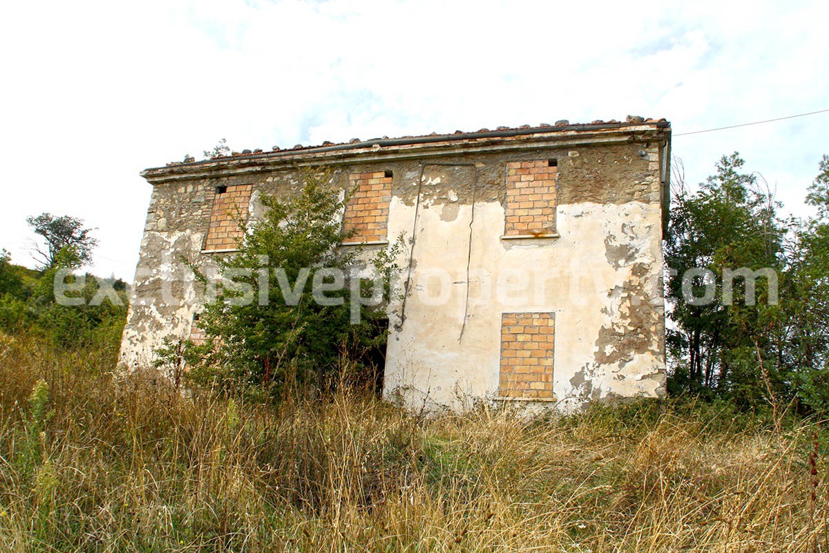 Farmhouse to renovate with 10 acres for sale in Abruzzo - Italy 5