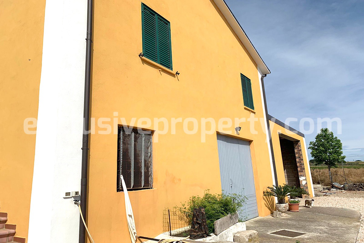 Large country house with terrace for sale 9 km from the sea in Molise