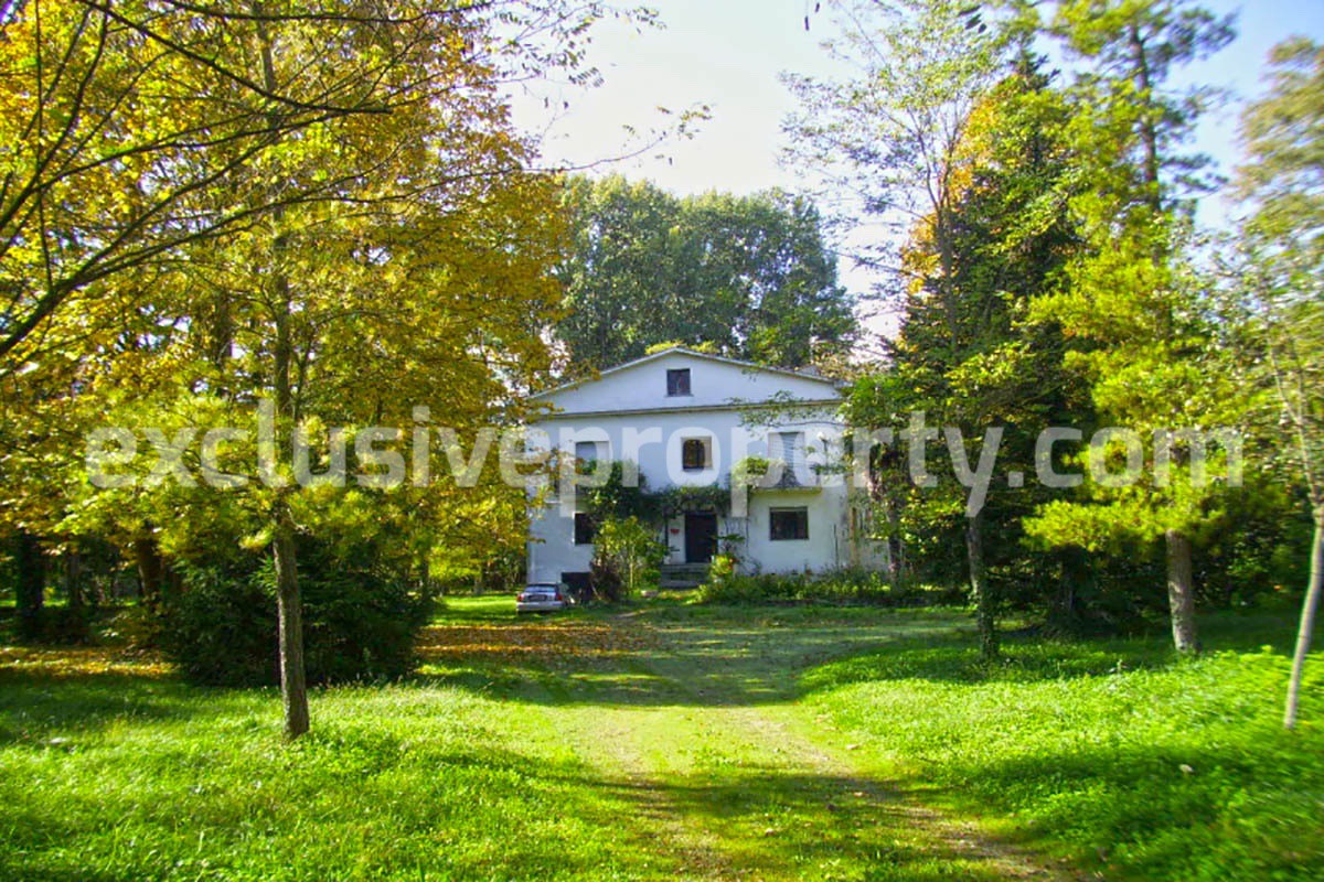 Farmhouse with land and lake for sale in Abruzzo - Italy 1