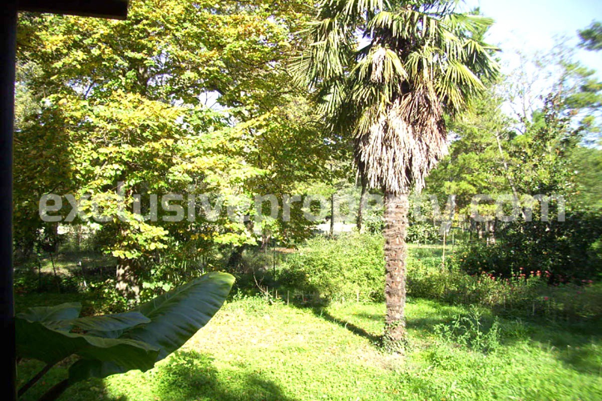 Farmhouse with land and lake for sale in Abruzzo - Italy