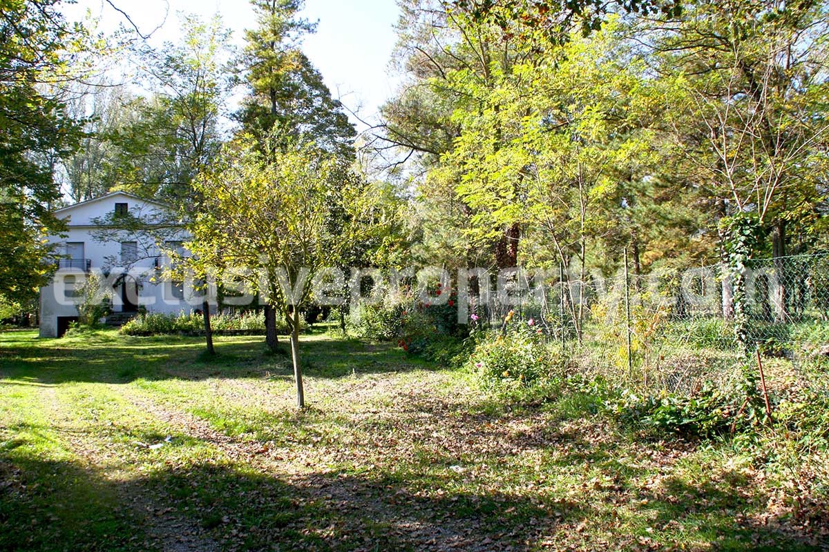 Farmhouse with land and lake for sale in Abruzzo - Italy 15