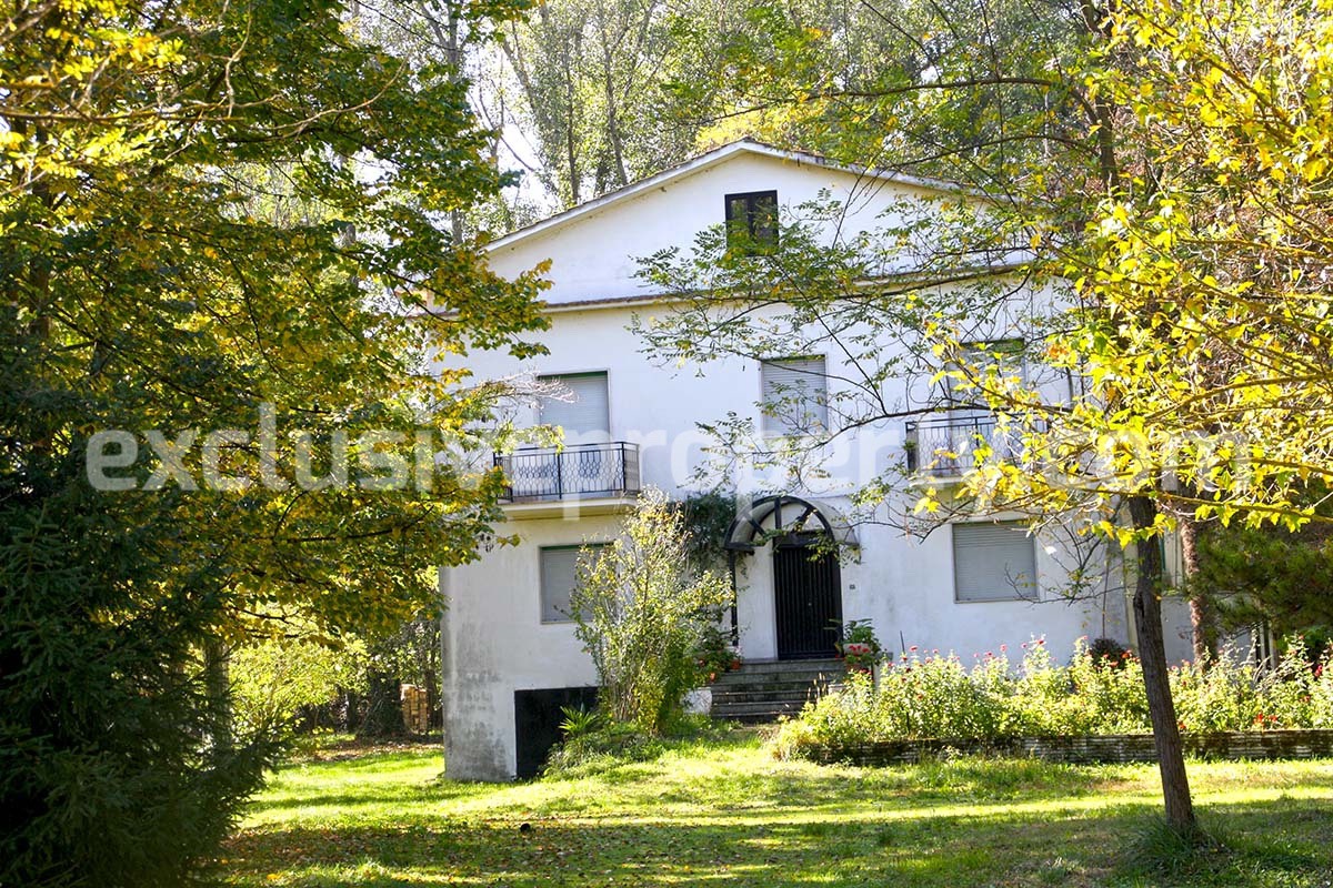Farmhouse with land and lake for sale in Abruzzo - Italy 2