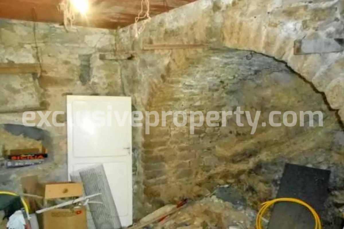 Ancient stone house for sale in Carunchio village 30 min from the coast