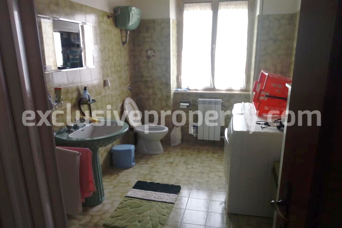 Large country house with land and garage for sale in the Abruzzo Region