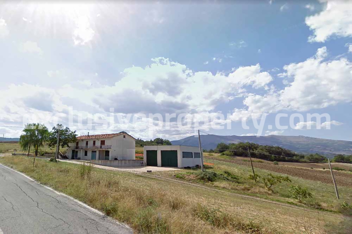 Large country house with land and garage for sale in the Abruzzo Region 2