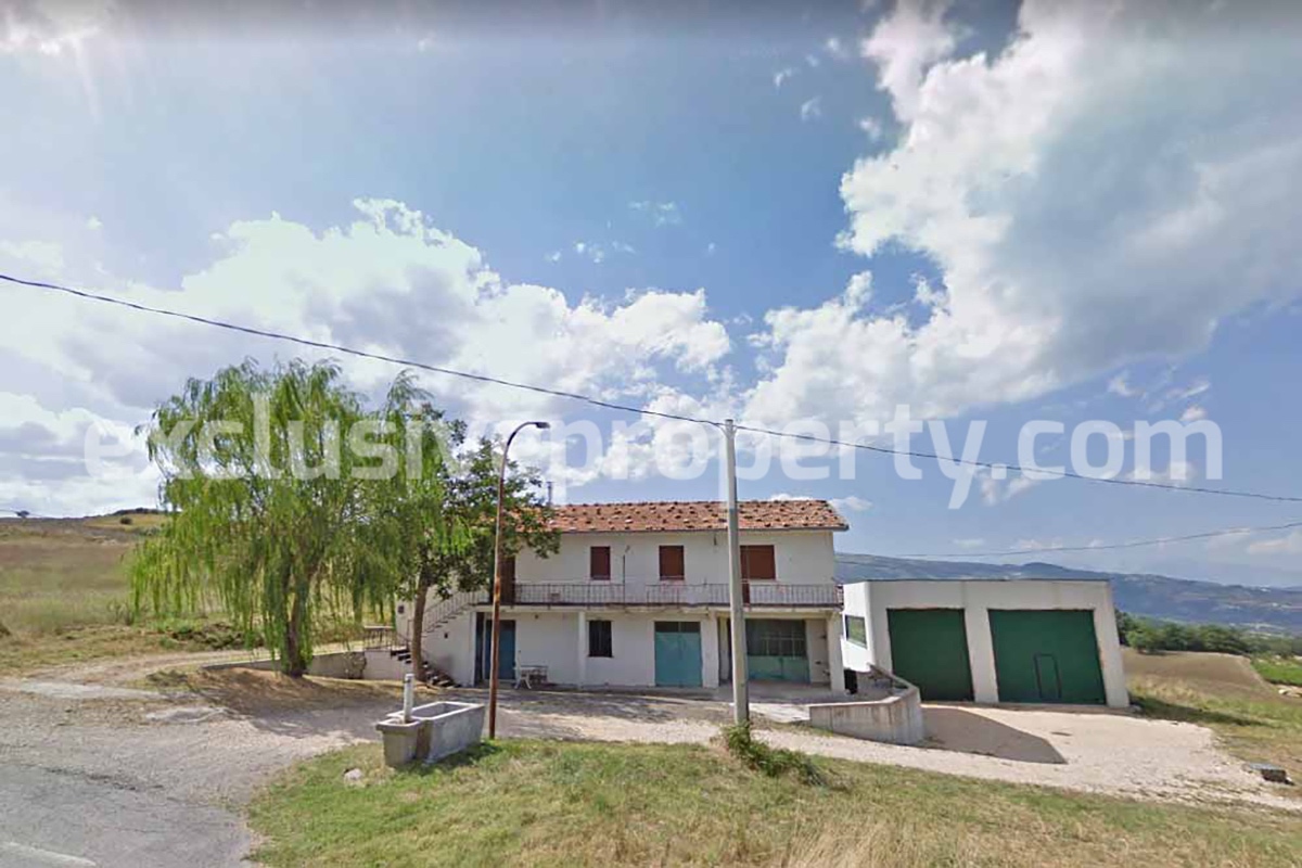 Large country house with land and garage for sale in the Abruzzo Region 1