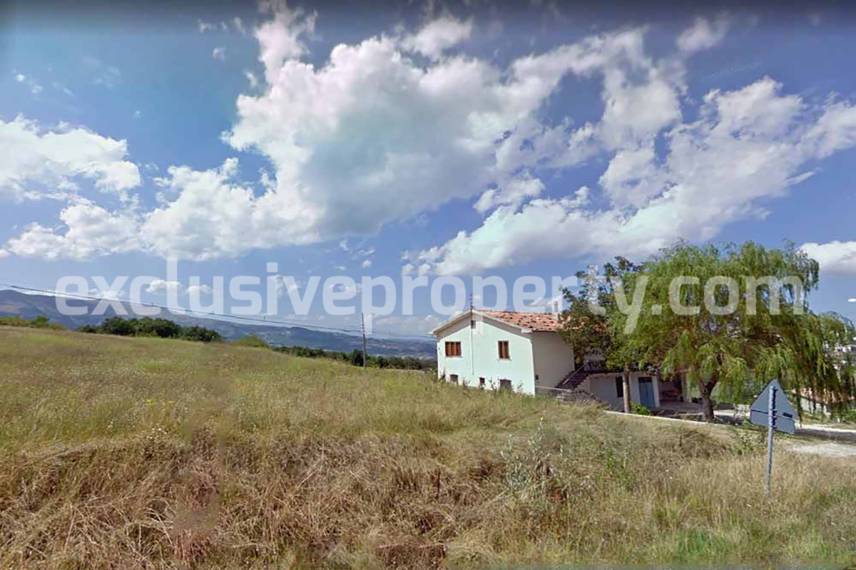 Large country house with land and garage for sale in the Abruzzo Region