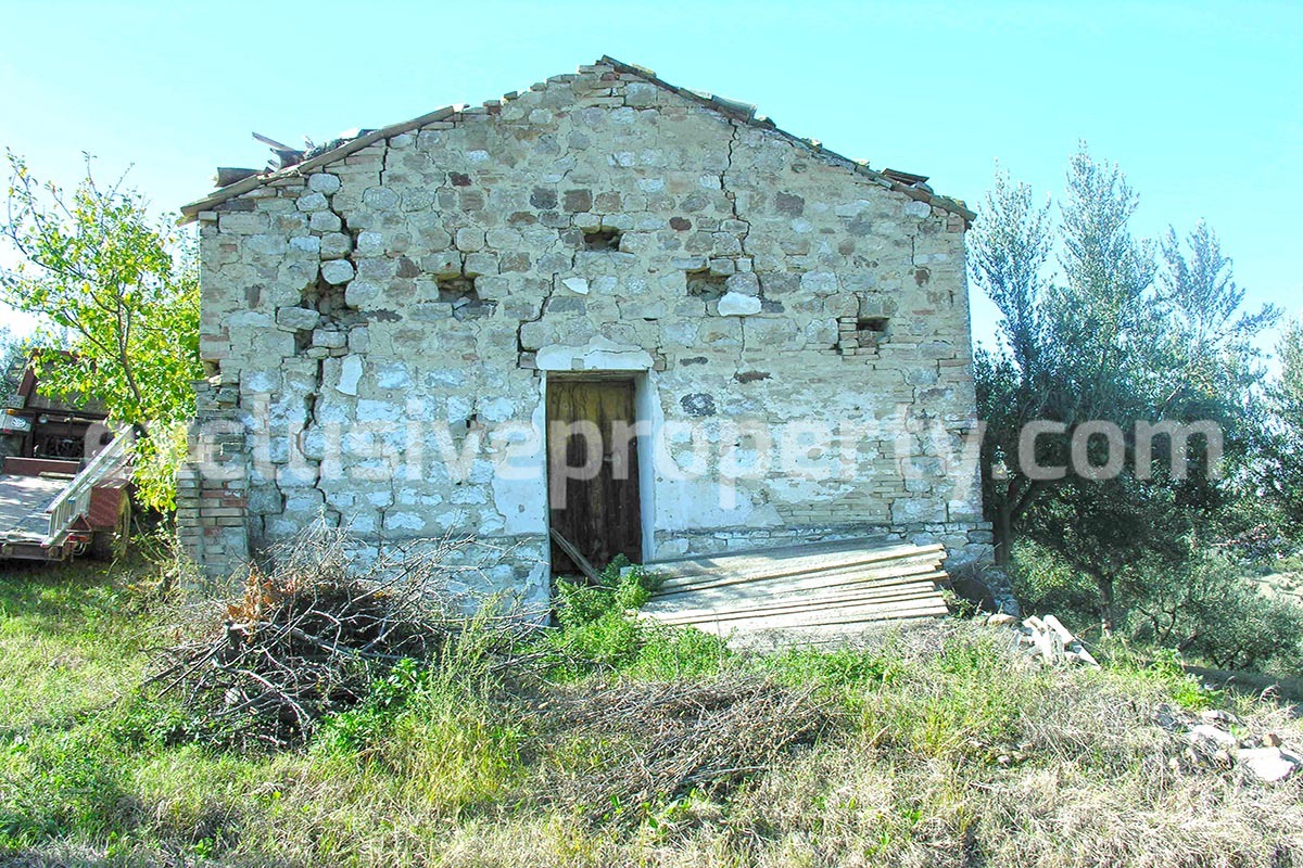 Old stone house with land in need of renovation in Abruzzo - Italy