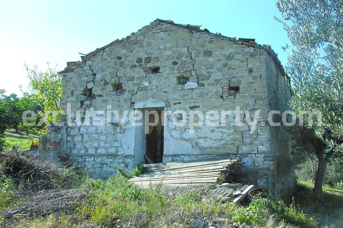 Old stone house with land in need of renovation in Abruzzo - Italy