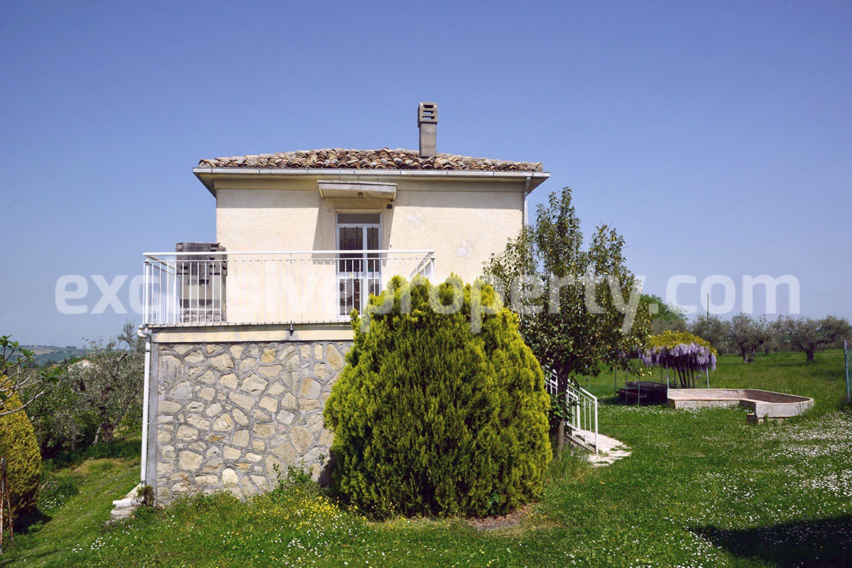 Stone house with views of the hills and mountains for sale in Pescara 3