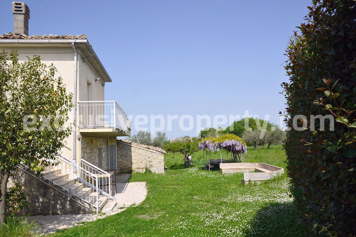 Stone house with views of the hills and mountains for sale in Pescara