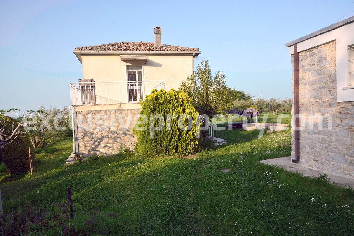 Stone house with views of the hills and mountains for sale in Pescara 2