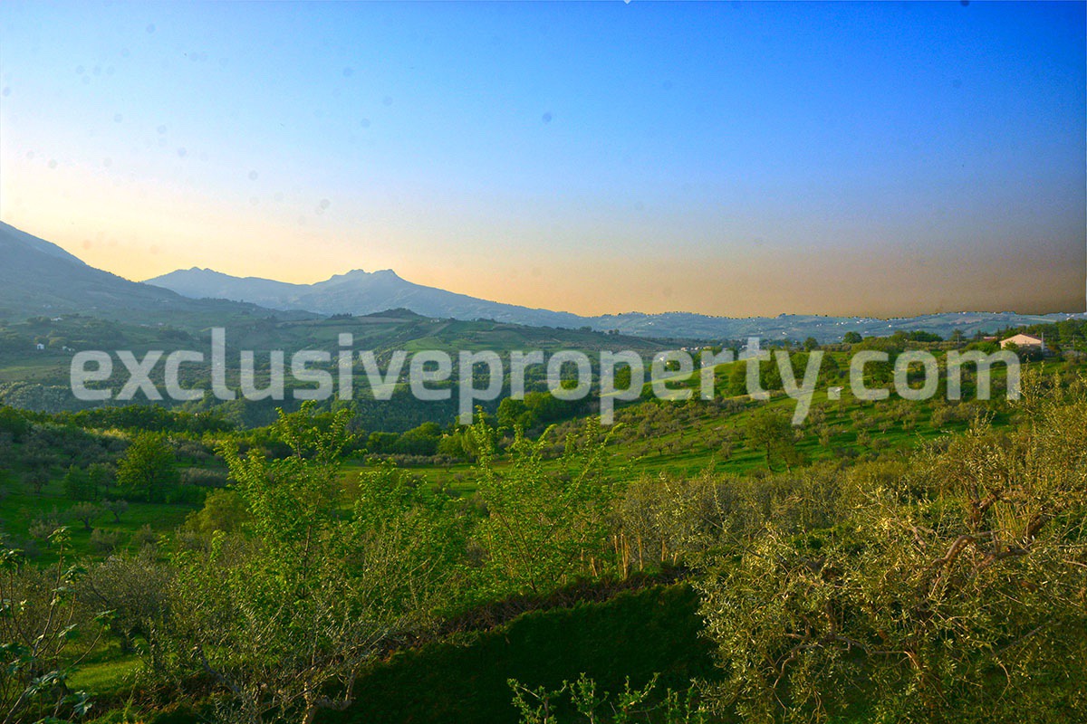 Stone house with views of the hills and mountains for sale in Pescara 25