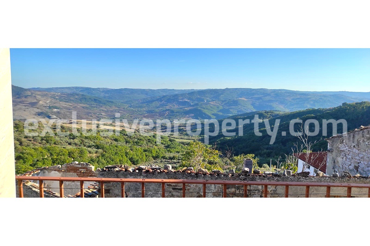 Habitable town house with vegetable garden and land for sale in Molise