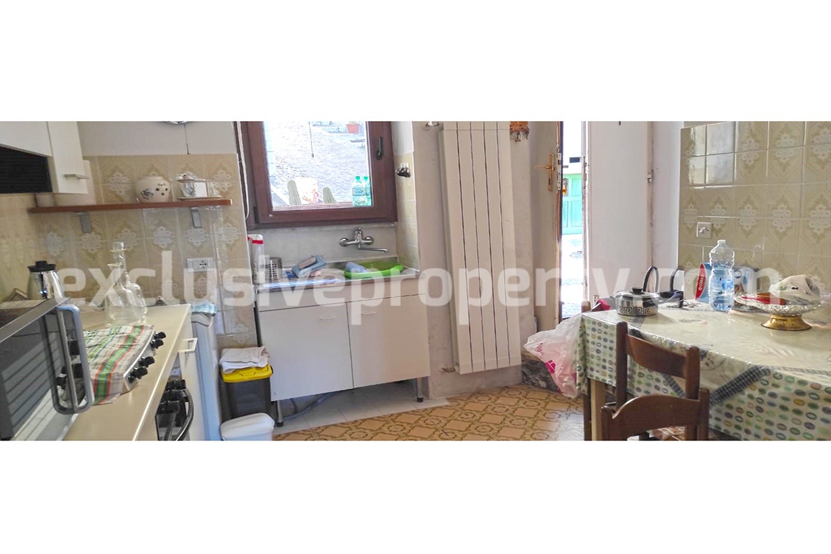 Habitable town house with vegetable garden and land for sale in Molise