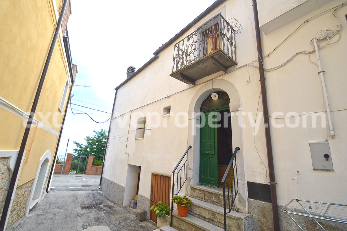 Habitable town house with wooden roof with exposed beams for sale in Molise 1