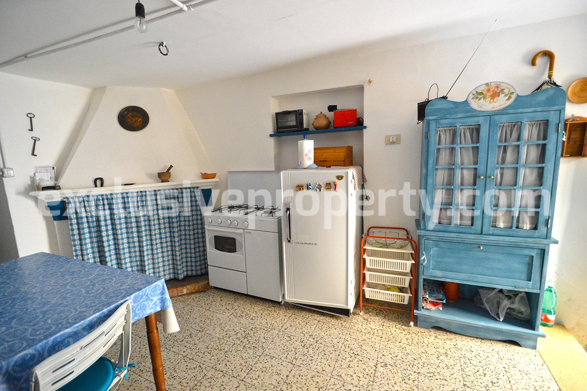Habitable town house with wooden roof with exposed beams for sale in Molise 6