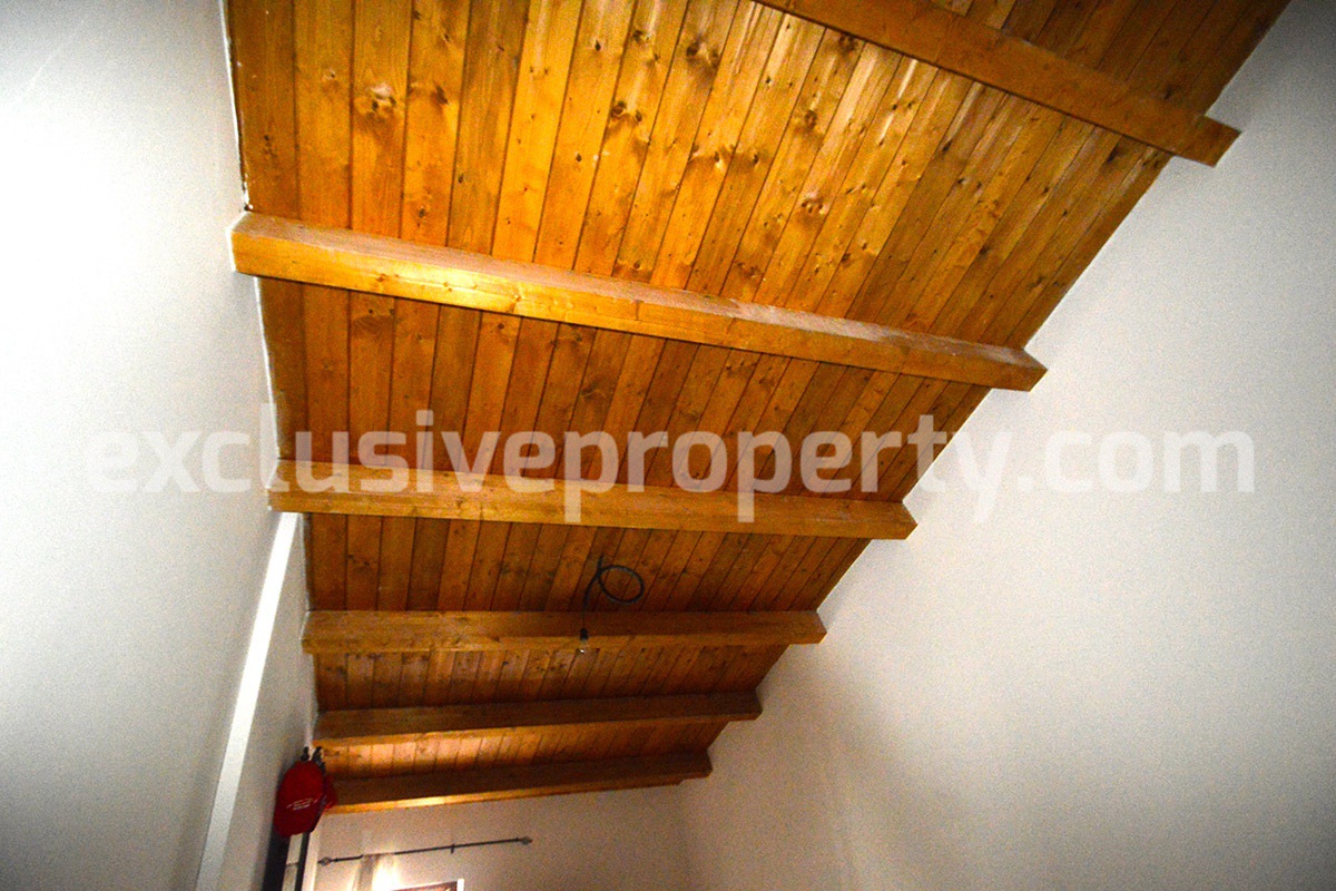 Habitable town house with wooden roof with exposed beams for sale in Molise 14