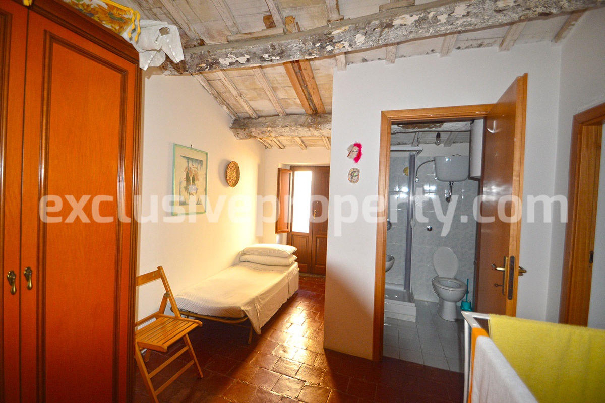 Habitable town house with wooden roof with exposed beams for sale in Molise 20