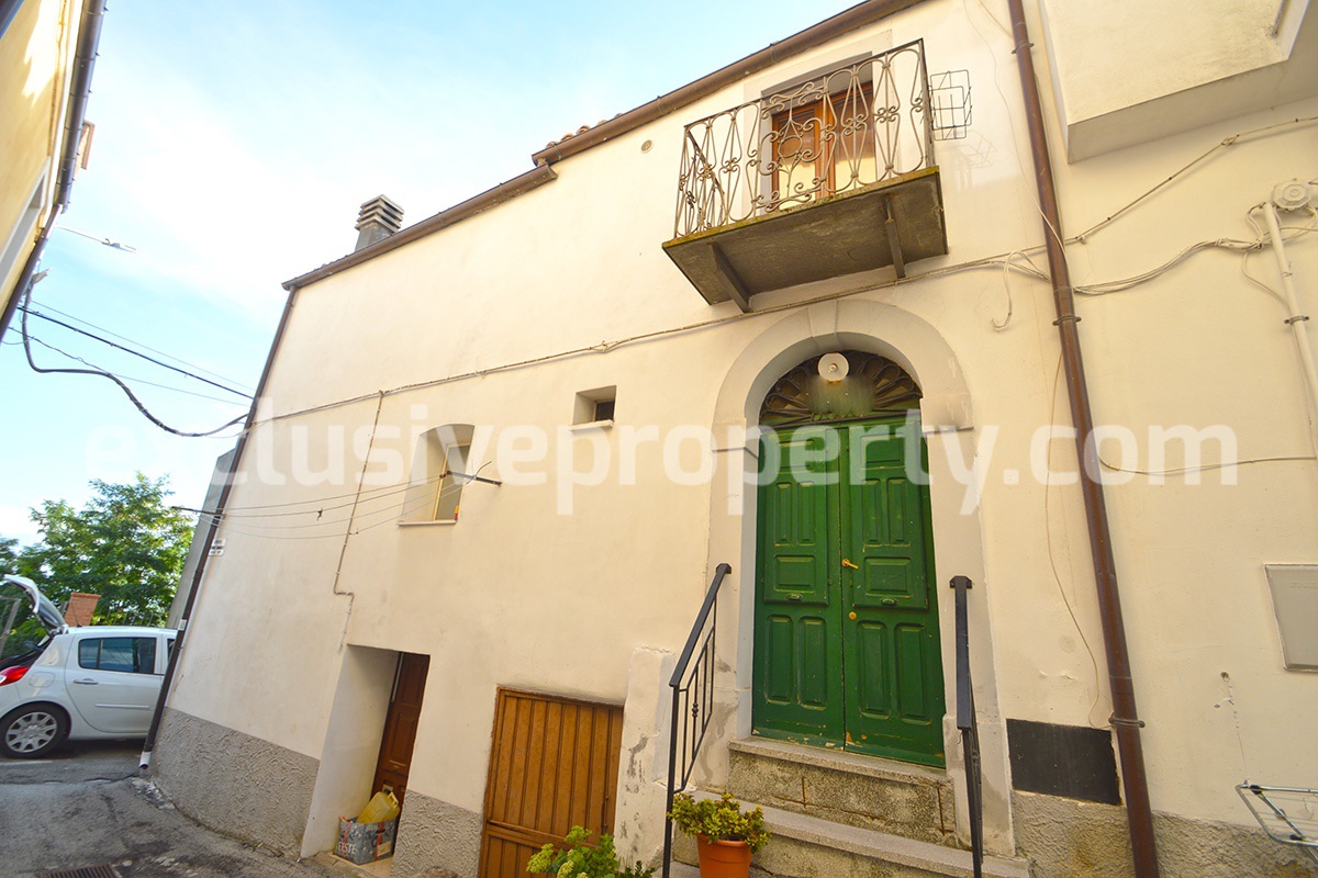 Habitable town house with wooden roof with exposed beams for sale in Molise 2