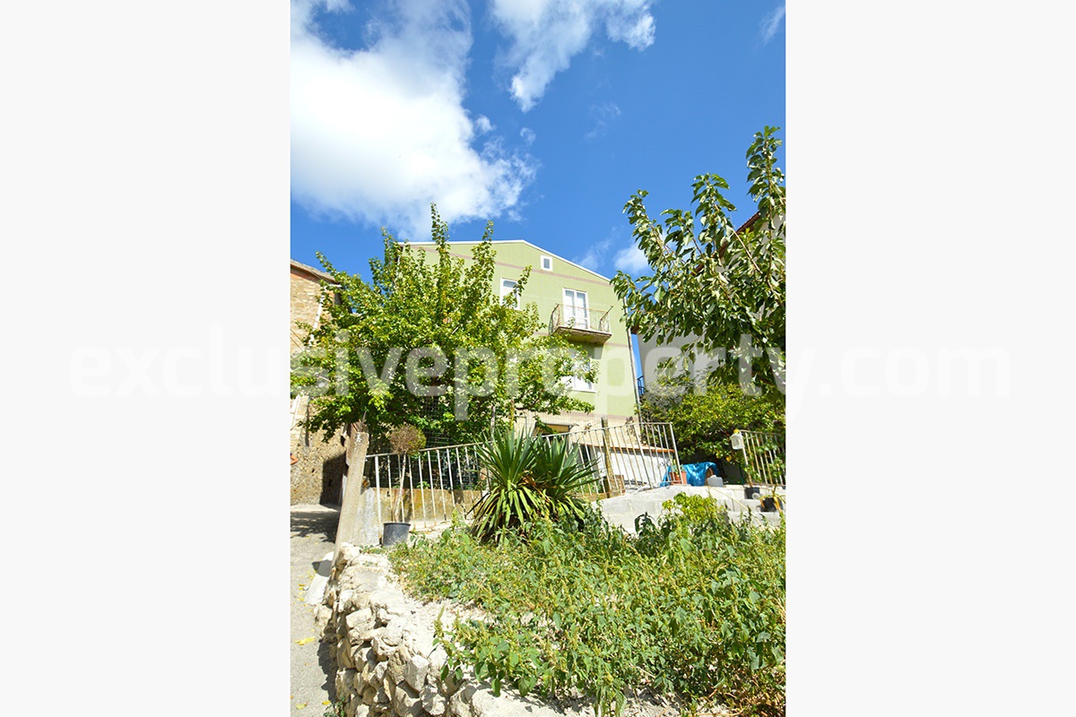Traditional town house with vegetable garden and garage for sale in Molise